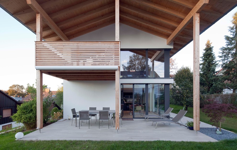 Ispirazione per una terrazza design di medie dimensioni e dietro casa