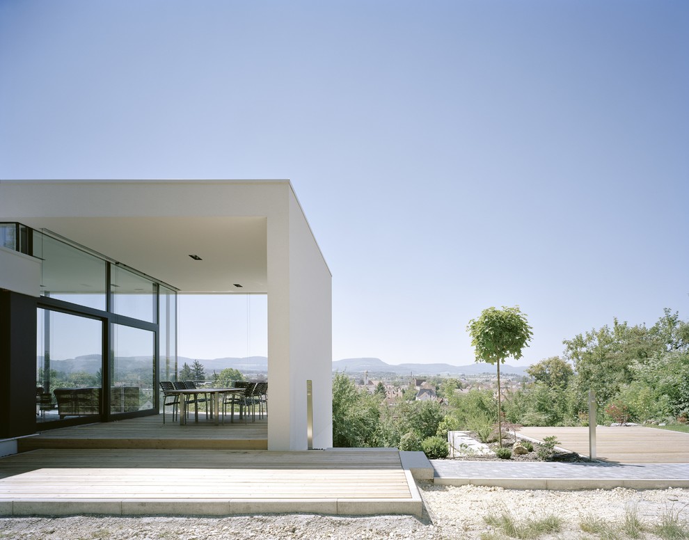 Foto de terraza moderna grande en anexo de casas y patio lateral