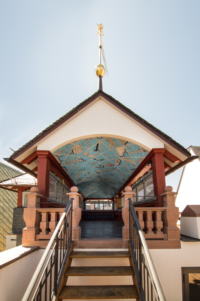 Cette image montre un toit terrasse design avec un point d'eau et une extension de toiture.