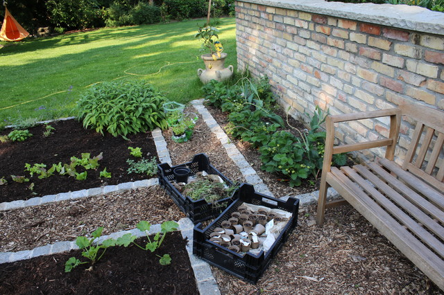 Garten A Überdachter Grillplatz, neubepflanzte Beete und ein Baumhaus