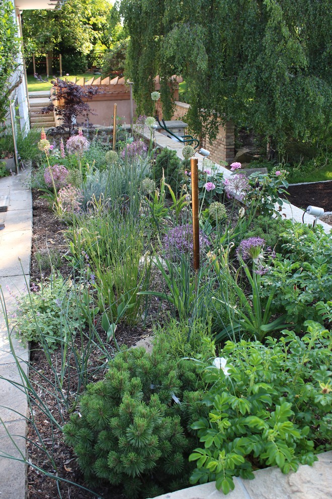 Garten A Überdachter Grillplatz, neubepflanzte Beete und ein Baumhaus
