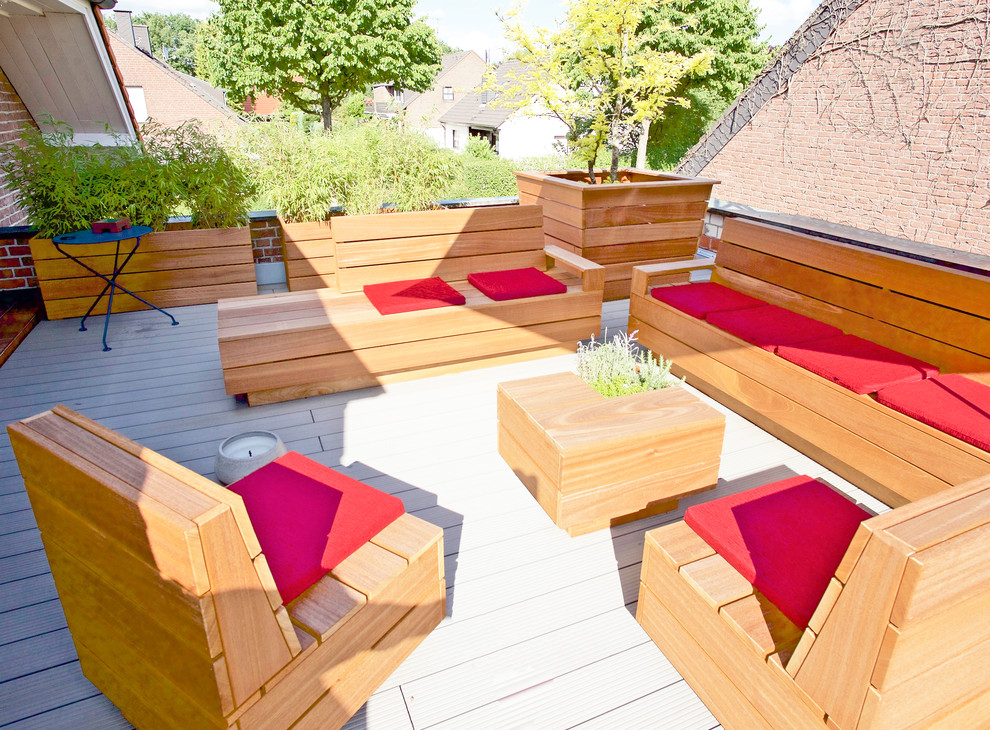 This is an example of a large contemporary roof terrace in Dusseldorf with a potted garden.