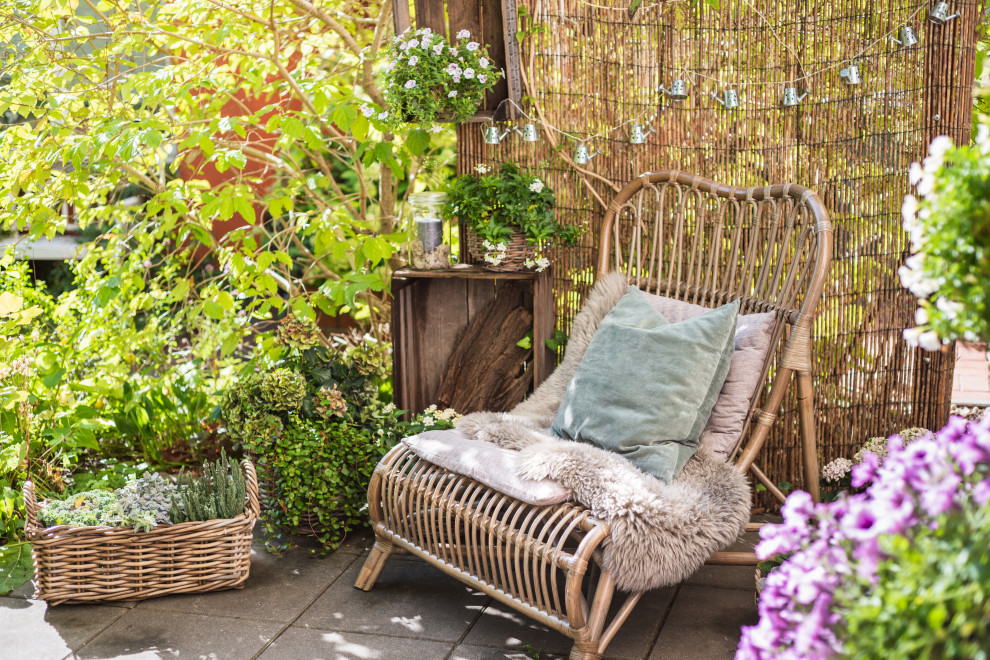 Стильный дизайн: маленькая терраса на боковом дворе в скандинавском стиле с перегородкой для приватности и деревянными перилами для на участке и в саду - последний тренд