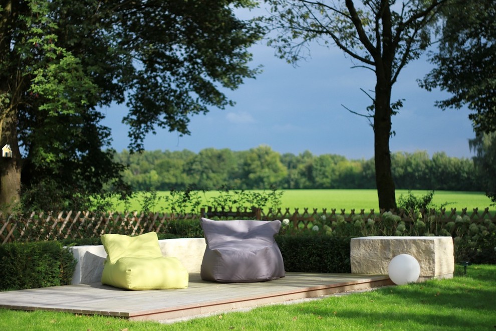 Großzügige Gartenanlage mit modernem Sonnendeck Farmhouse Deck