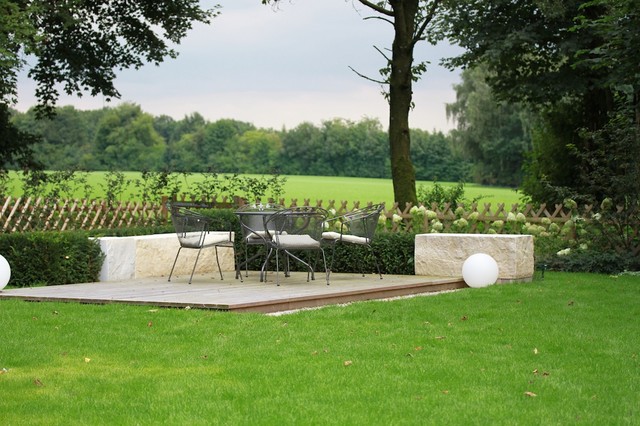 Großzügige Gartenanlage mit modernem Sonnendeck Campagne Terrasse
