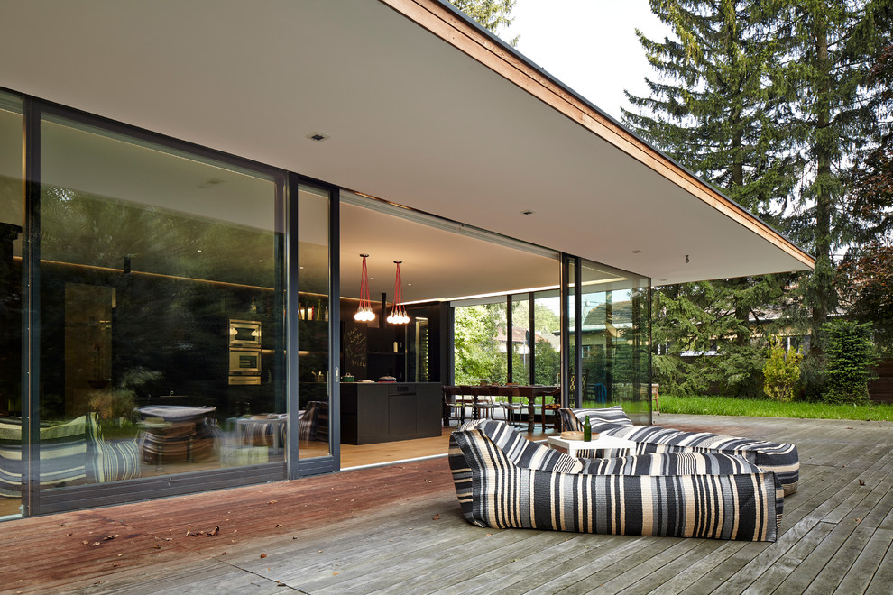 Modelo de terraza minimalista extra grande en anexo de casas