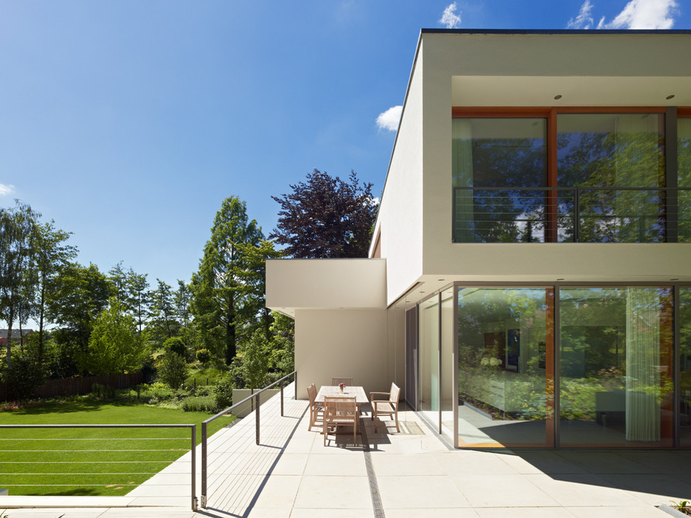 Diseño de terraza minimalista extra grande sin cubierta en patio lateral