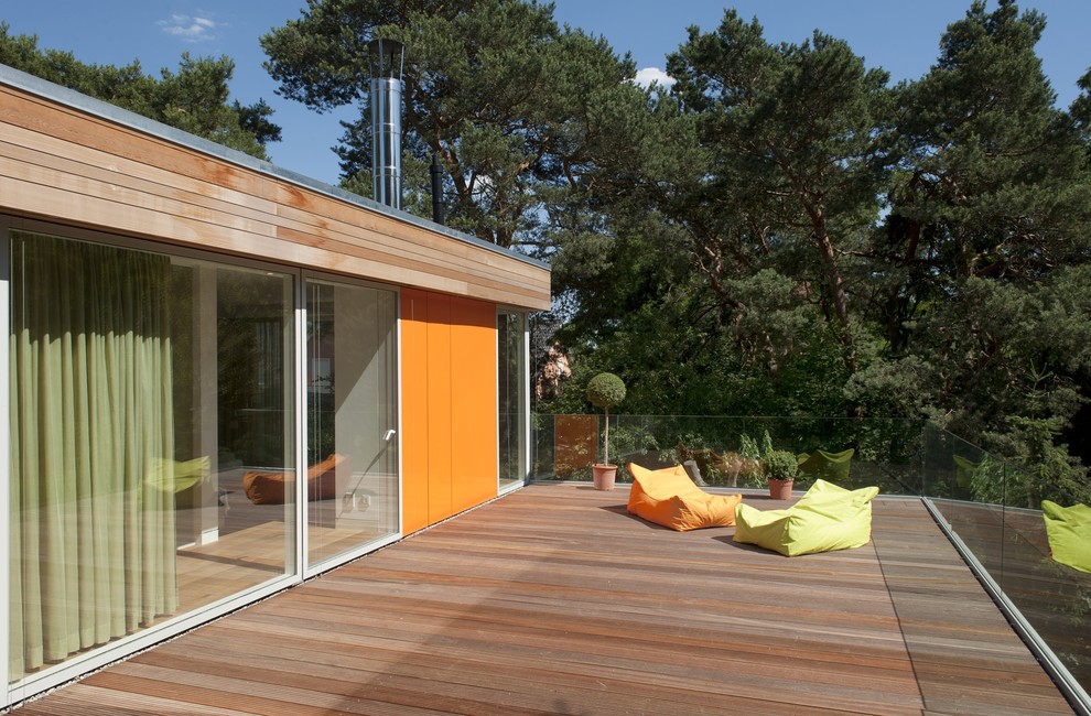 Idee per una grande terrazza minimalista sul tetto e sul tetto con un giardino in vaso e nessuna copertura
