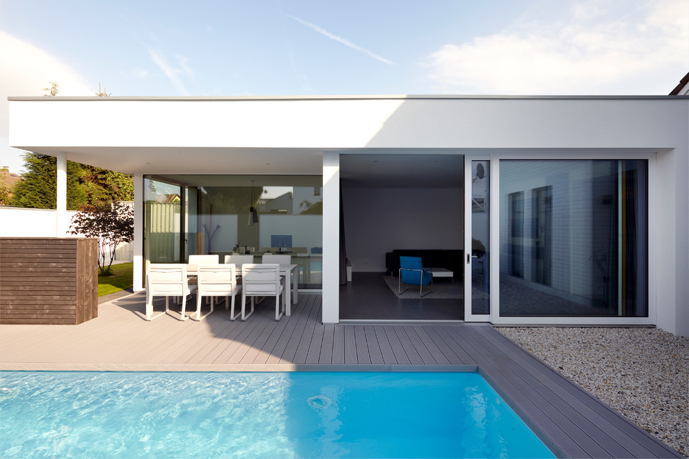 This is an example of a contemporary terrace in Cologne with a roof extension.