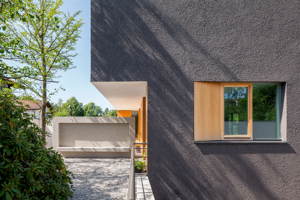 Photo of a modern side terrace in Munich with a roof extension.