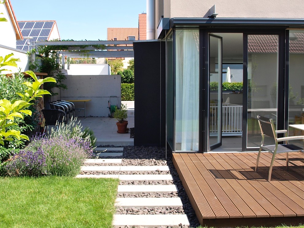 Idee per una terrazza minimal di medie dimensioni e dietro casa con una pergola
