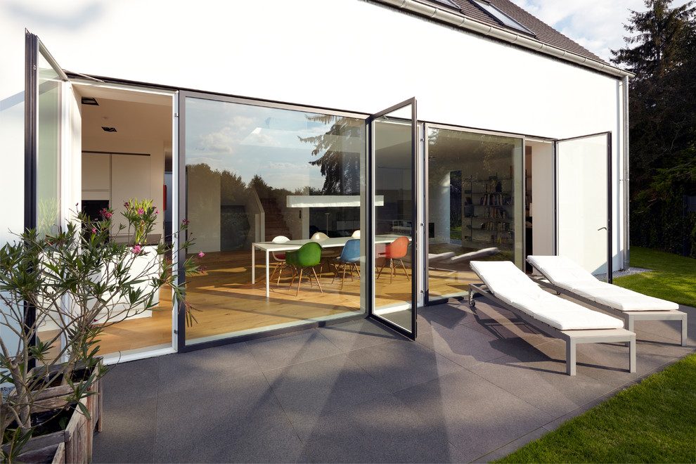 Idee per una terrazza minimal di medie dimensioni e nel cortile laterale con un giardino in vaso e nessuna copertura