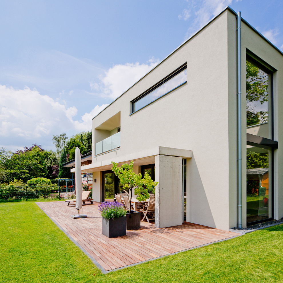Große, Unbedeckte Moderne Terrasse hinter dem Haus mit Kübelpflanzen in Düsseldorf