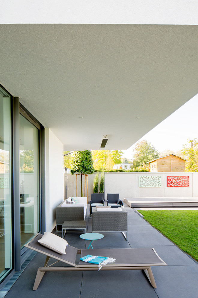 Idee per un patio o portico minimal nel cortile laterale e di medie dimensioni con un giardino in vaso e un tetto a sbalzo