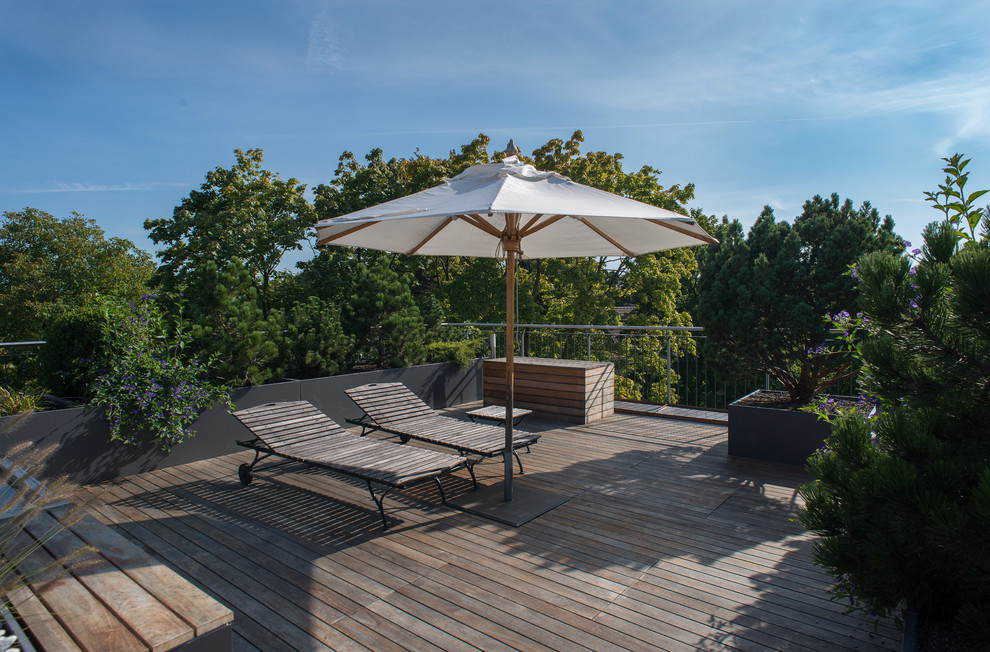 Unbedeckte, Große Klassische Dachterrasse im Dach mit Kübelpflanzen in München