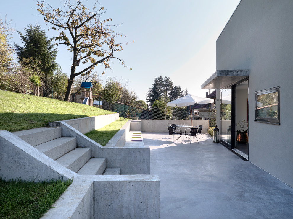 Источник вдохновения для домашнего уюта: большая терраса на заднем дворе в современном стиле без защиты от солнца