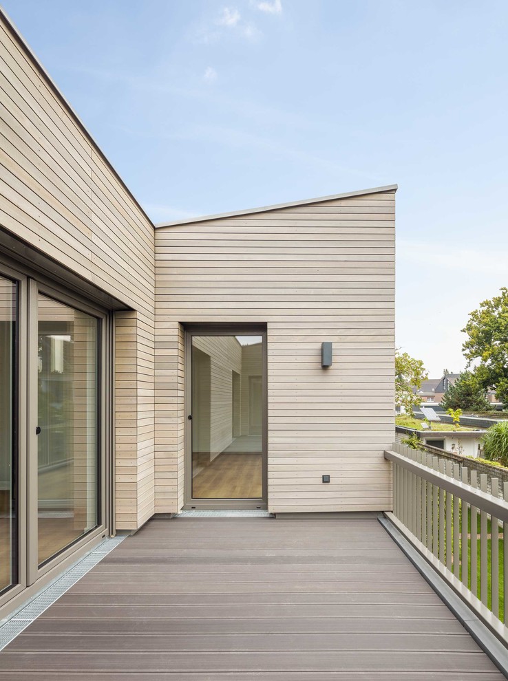 Inspiration pour un toit terrasse au premier étage design de taille moyenne avec aucune couverture.