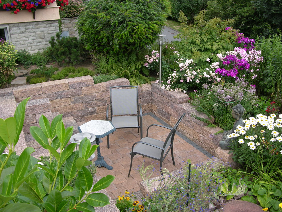 Imagen de terraza mediterránea pequeña sin cubierta en patio trasero con jardín vertical