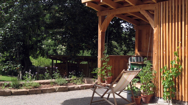 Laube mit Blick in den Garten Mediterran Terrasse Sonstige von