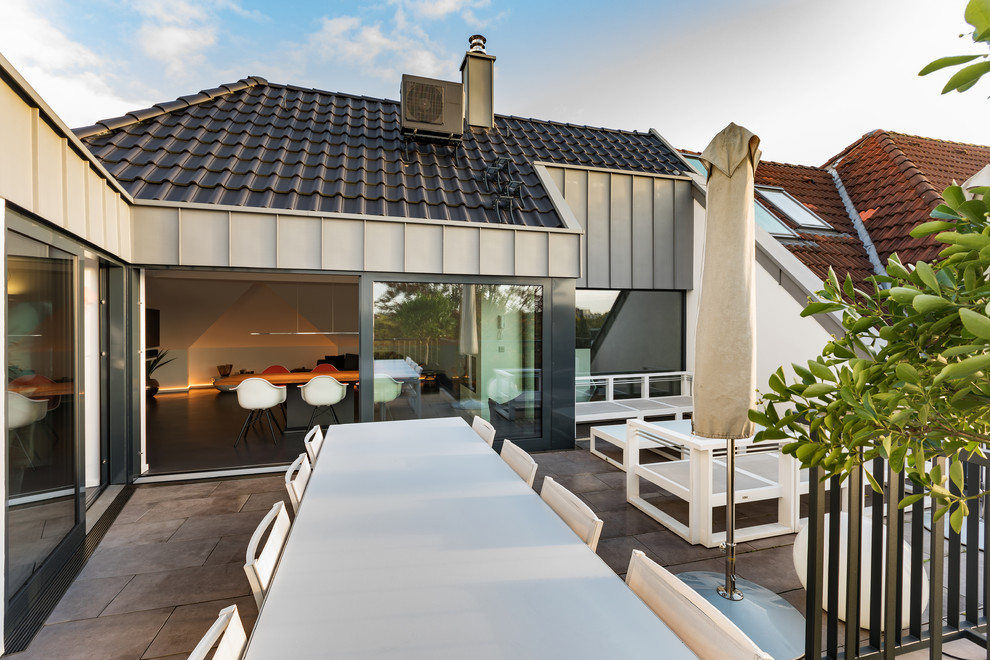 Idee per una grande terrazza minimal sul tetto con un giardino in vaso e nessuna copertura