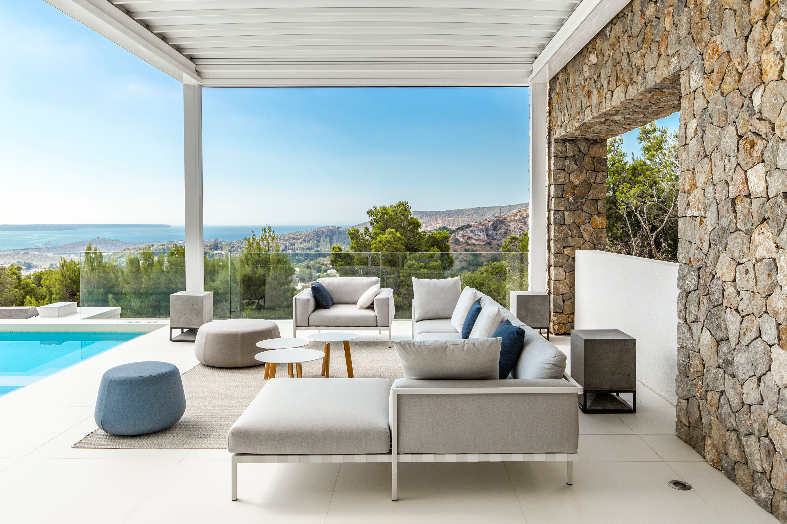 Brise-vue terrasse: 20 idées sympas pour plus d`intimité  Hinterhof  terrassen designs, Terassenentwurf, Moderne landschaftsgestaltung