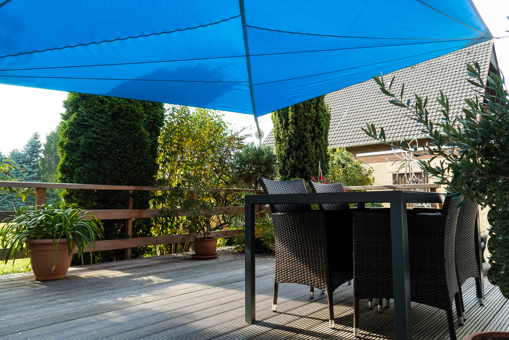 Foto di una terrazza stile marinaro di medie dimensioni con un parasole