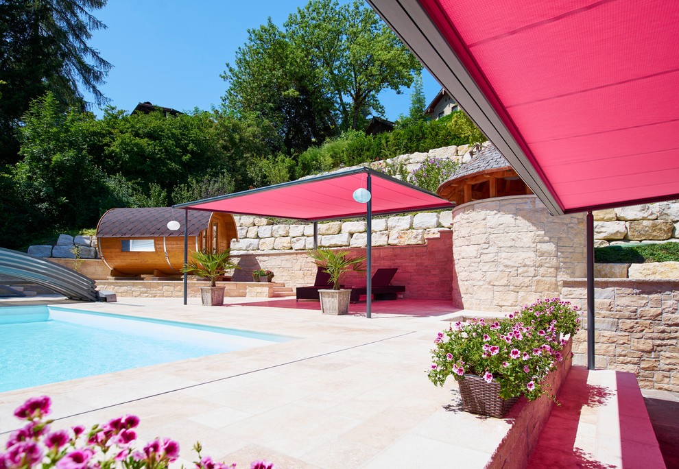 Foto di una terrazza country di medie dimensioni e dietro casa con un giardino in vaso e un parasole