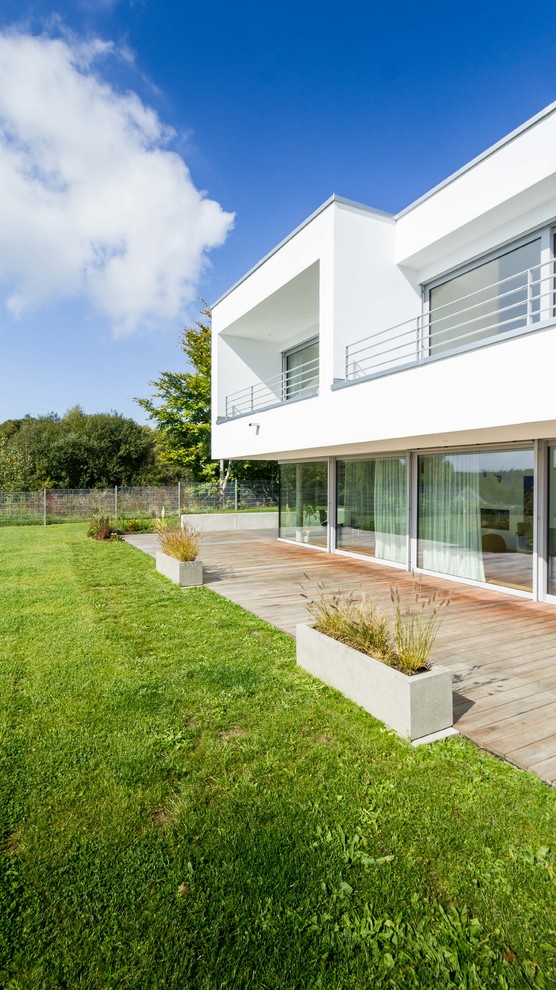 Mittelgroße, Überdachte Moderne Terrasse hinter dem Haus mit Kübelpflanzen in Stuttgart