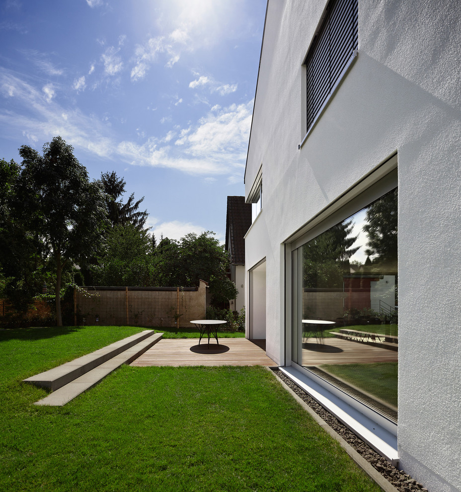 Esempio di una terrazza minimal dietro casa e di medie dimensioni con nessuna copertura