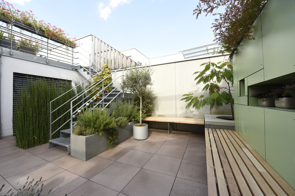 Mittelgroße, Unbedeckte Moderne Terrasse hinter dem Haus mit Kübelpflanzen in Stuttgart