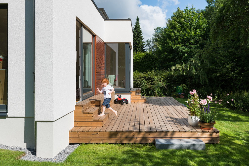 Idee per una terrazza contemporanea dietro casa e di medie dimensioni con un giardino in vaso e nessuna copertura