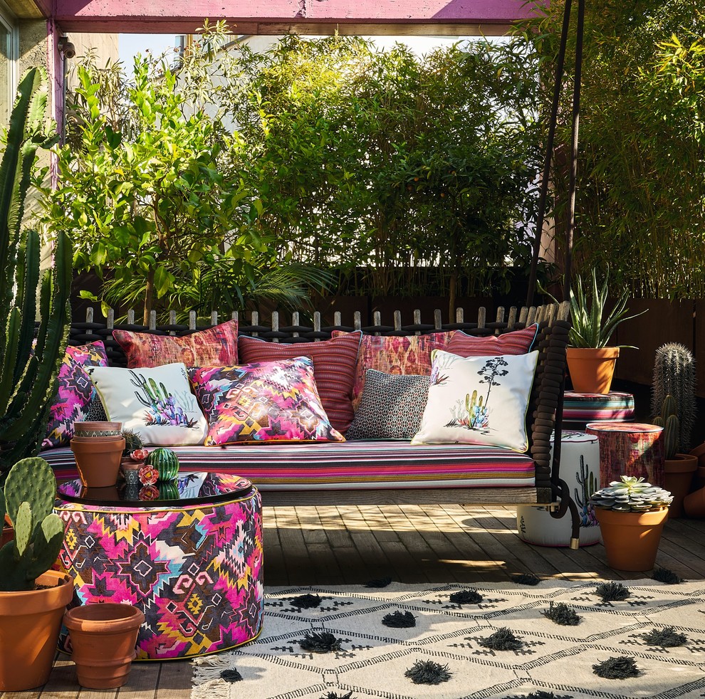 Kleine Mediterrane Terrasse hinter dem Haus mit Kübelpflanzen in Sonstige