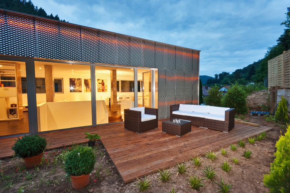 Стильный дизайн: терраса среднего размера на заднем дворе в современном стиле с растениями в контейнерах без защиты от солнца - последний тренд