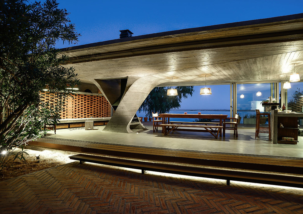 Diseño de terraza contemporánea extra grande en anexo de casas