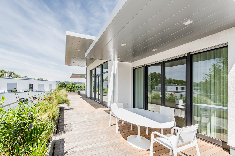 Imagen de terraza moderna en azotea y anexo de casas con jardín de macetas