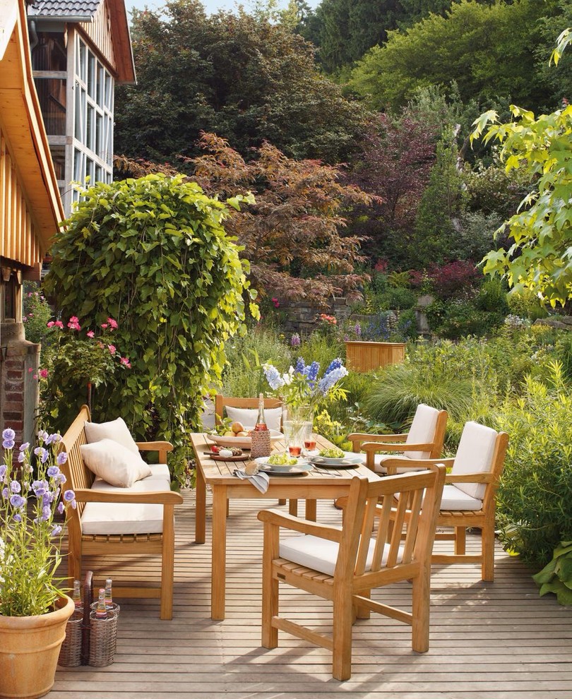 Mittelgroße, Unbedeckte Landhaus Terrasse mit Kübelpflanzen in Sonstige