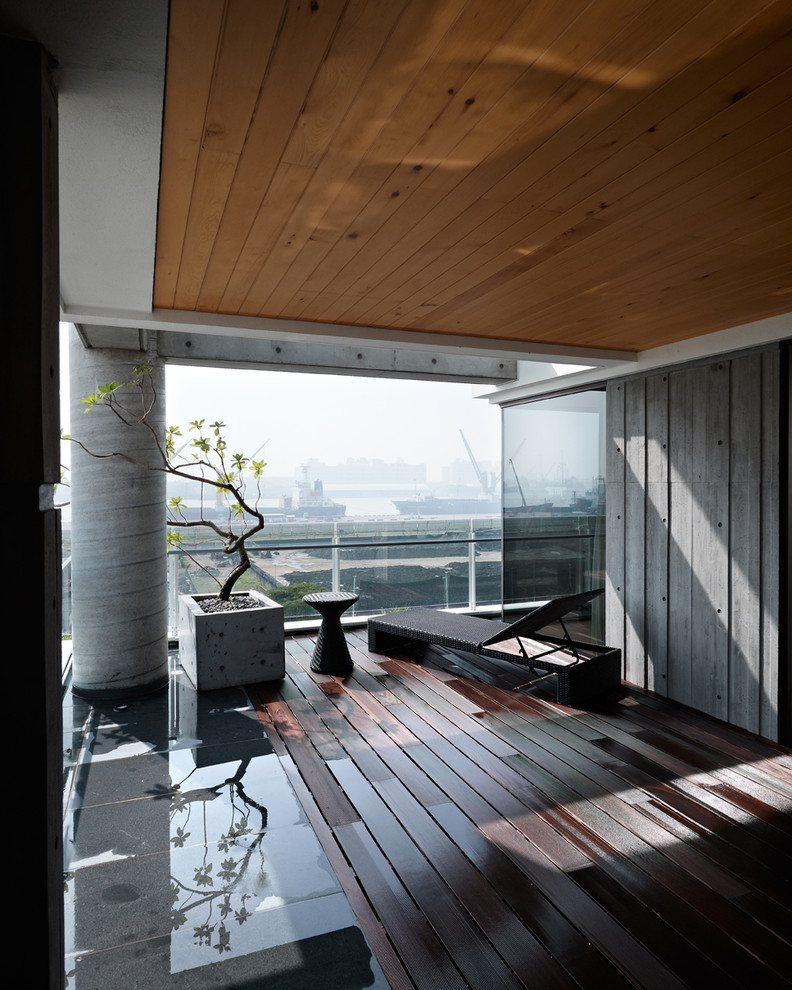 Ejemplo de terraza de estilo zen grande en anexo de casas con jardín de macetas