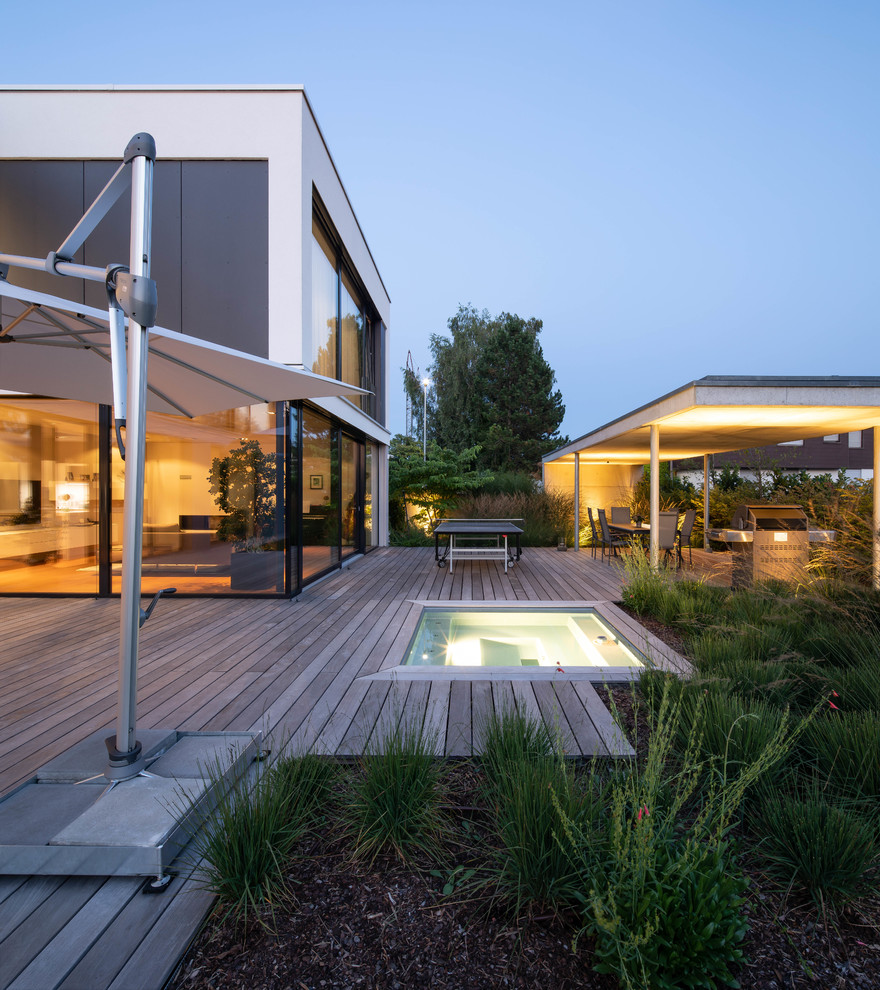 Стильный дизайн: терраса среднего размера на заднем дворе в стиле модернизм с летней кухней без защиты от солнца - последний тренд