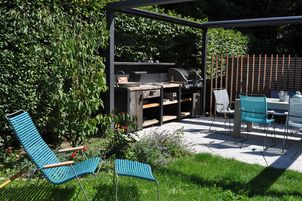 Foto de terraza actual pequeña sin cubierta en patio trasero con cocina exterior
