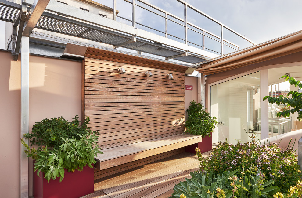 Стильный дизайн: пергола на террасе среднего размера на крыше в современном стиле с растениями в контейнерах - последний тренд