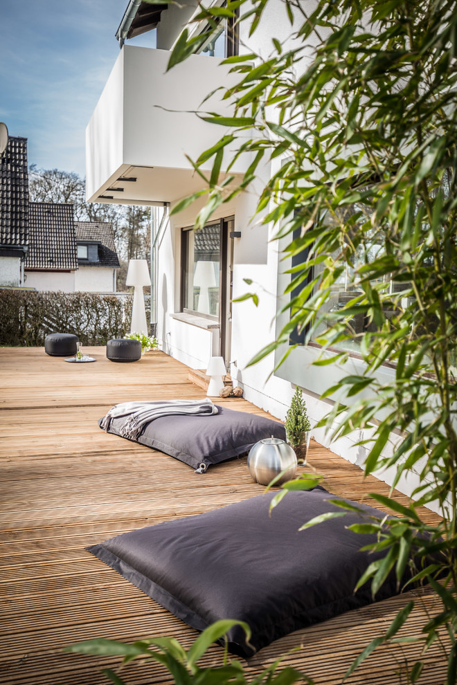 Mittelgroße, Unbedeckte Moderne Terrasse hinter dem Haus in Sonstige