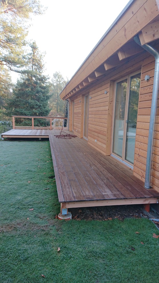 Example of a small danish backyard deck design in Berlin with no cover