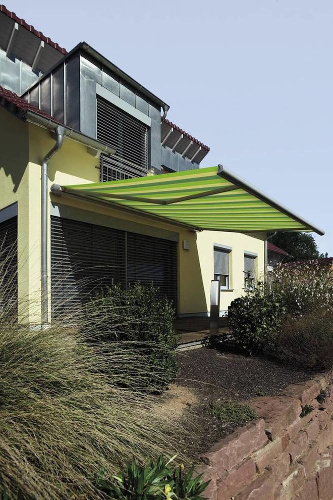 Ispirazione per una terrazza contemporanea con un parasole
