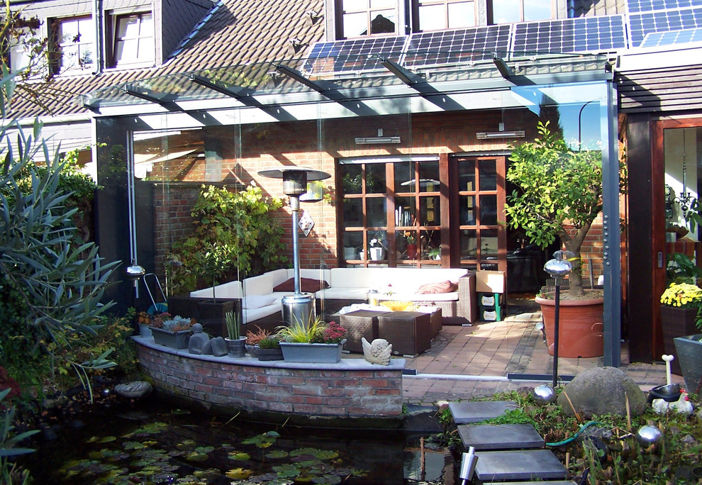 Aménagement d'un toit terrasse contemporain avec une extension de toiture.
