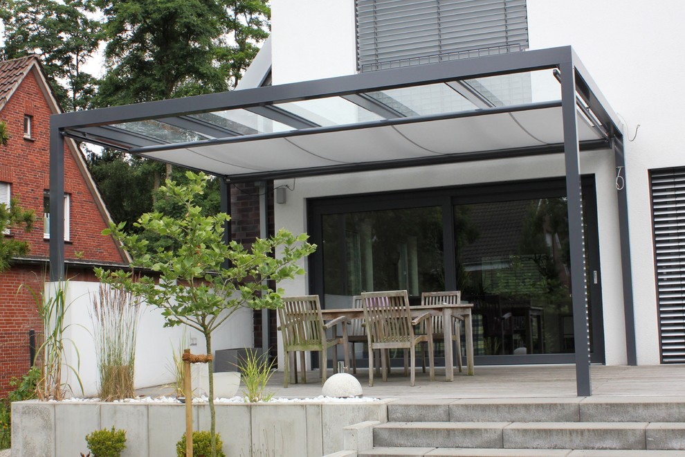 Modelo de terraza minimalista de tamaño medio en anexo de casas y patio trasero
