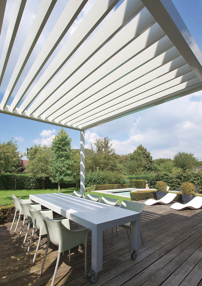 Geräumige Moderne Pergola Terrasse neben dem Haus in Sonstige