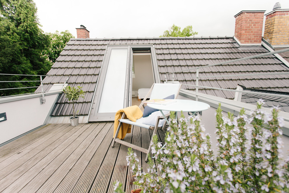 Kleine, Unbedeckte Moderne Dachterrasse mit Kübelpflanzen in Köln