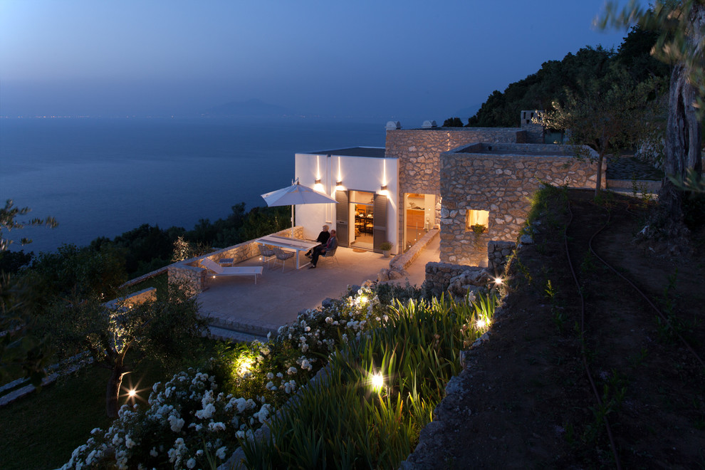Cette image montre une terrasse latérale méditerranéenne de taille moyenne avec un auvent.