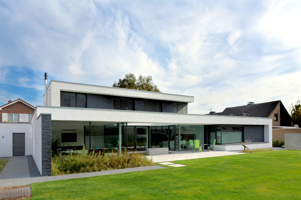 Große, Überdachte Moderne Terrasse hinter dem Haus mit Wasserspiel in Dortmund