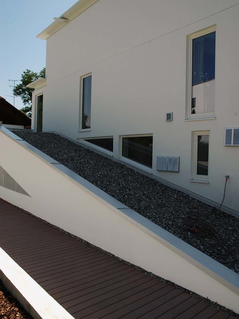 Weg zum Eingang mit Premium WPC Terrassendielen - Modern - Terrasse